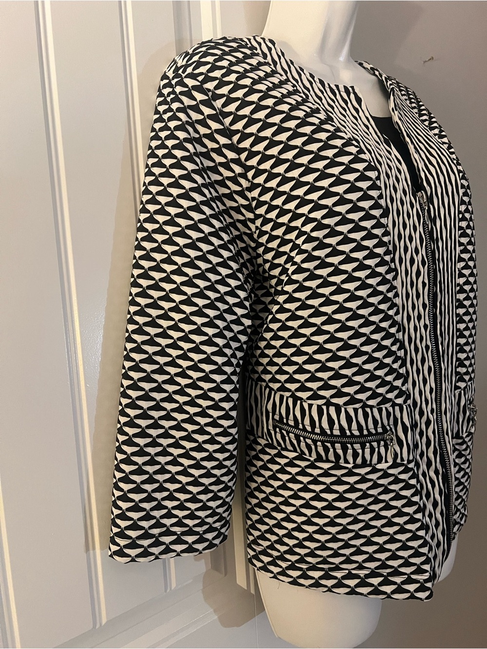 Travelers by Chico’s Black White Geometric 3D Pattern Zip Jacket Size 2/L/12 - Picture 5 of 12